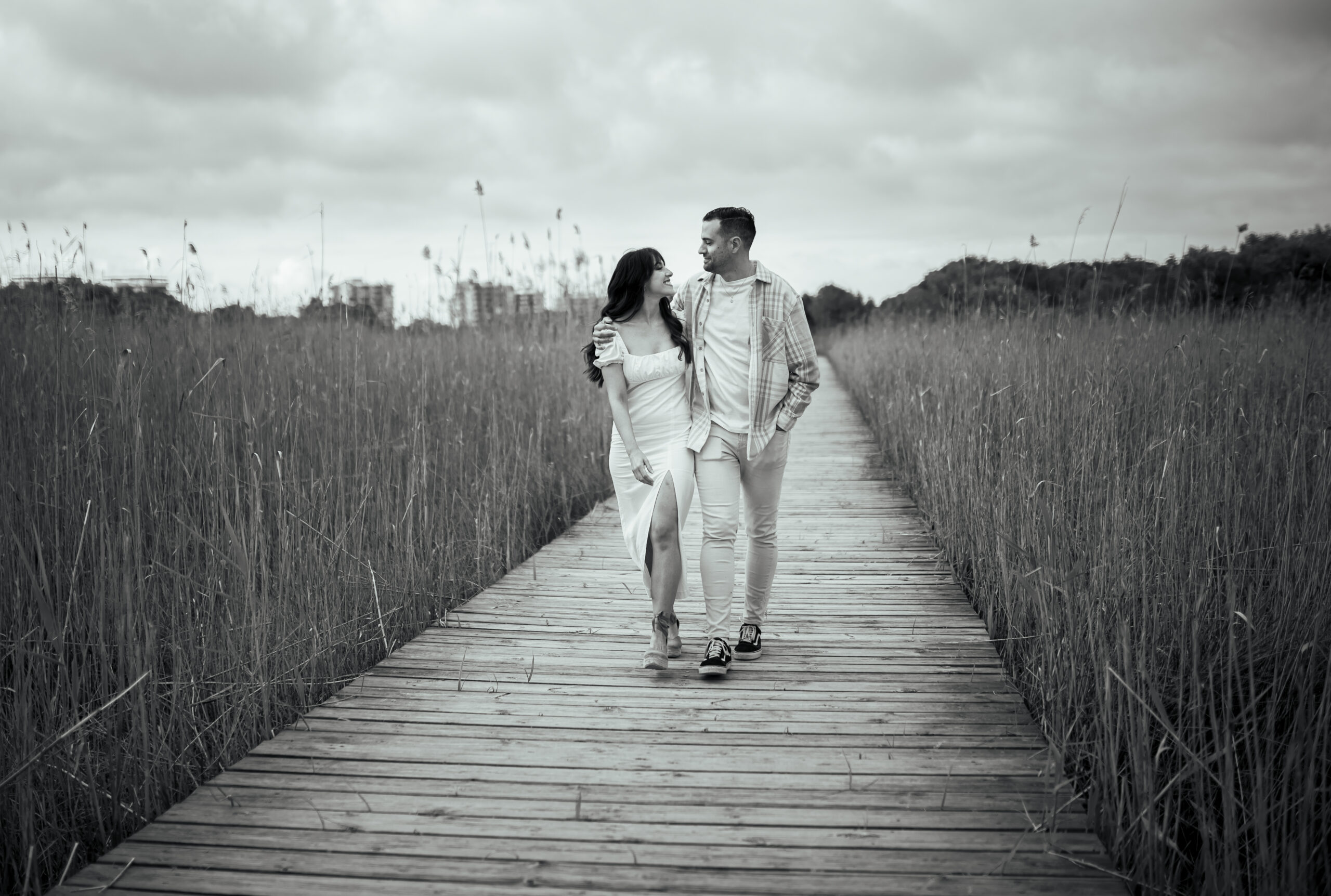 Pareja caminando, en una post-boda.
Destination Wedding 
Planner Madrid y cualquier parte de España